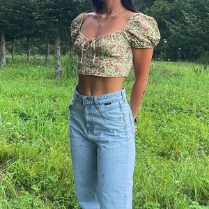 Cropped light green puff shirt with floral detailing